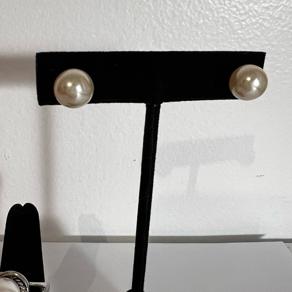 Pearl ring and earring set creamy luster in color not sure of the metal - Picture 2 of 9